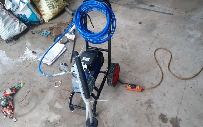 Giao máy phun sơn công nghiệp PT990 cho khách