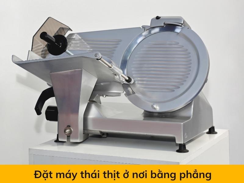 Đặt máy thái thịt đông lạnh và tươi sống ở nơi bằng phẳng