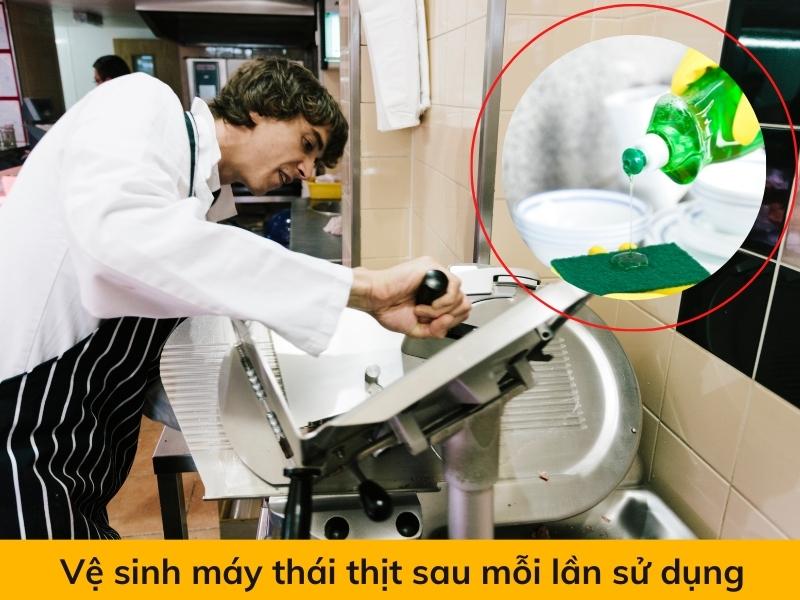 Vệ sinh thiết bị thái thịt sau mỗi lần sử dụng