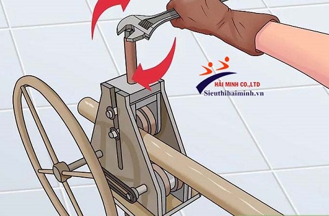 Crank phó trên con lăn cho đến khi nó chặt.