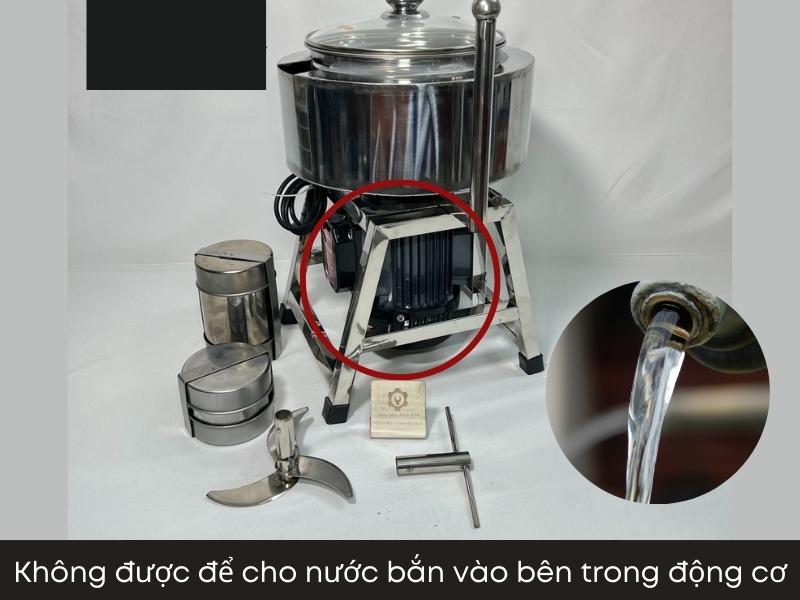 Không được để cho nước bắn vào bên trong động cơ