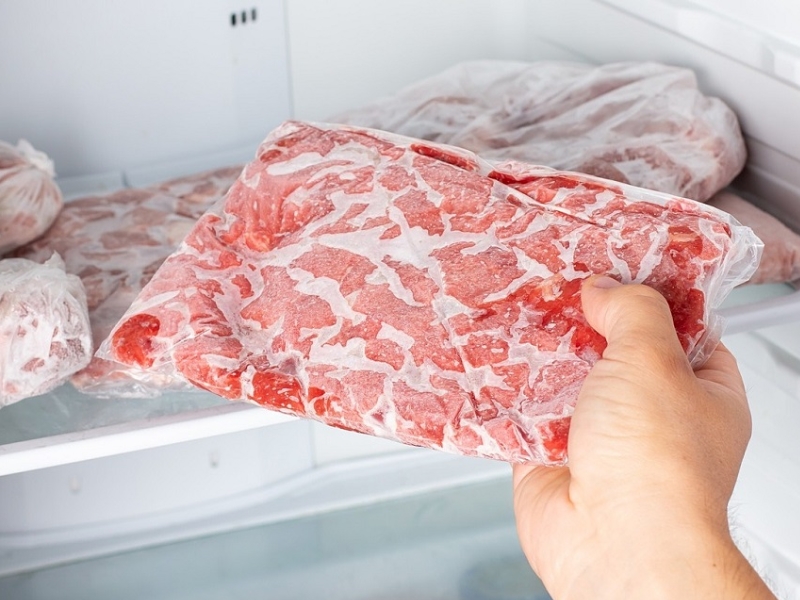 Đảm bảo thịt luôn được giữ lạnh khi làm giò lụa bằng máy xay thịt