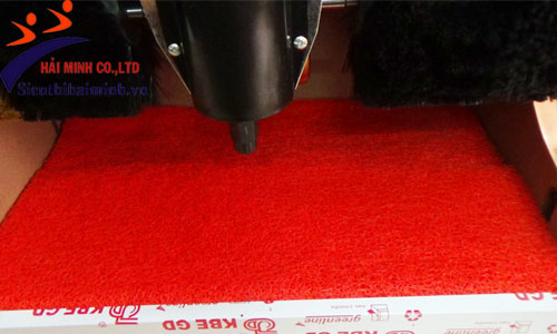 Tấm thảm lót bụi của máy đánh giày ở bên dưới giúp bụi bẩn không lem ra sàn nhà