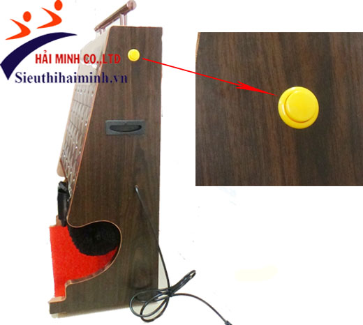 Người dùng có thể kích hoạt máy đánh giày bằng cách bấm nút ở bên hông máy