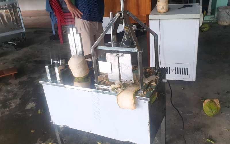 bàn giao Máy gọt vỏ dừa Yamafuji HM750