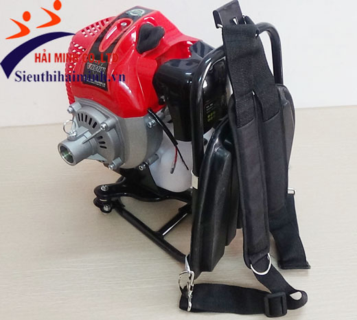 máy xạc cỏ Yamafuji 9680 được thiết kế dây đeo chắc chắn êm ái cho người dùng
