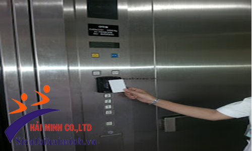 Máy chấm công được cài đặt trong thang máy
