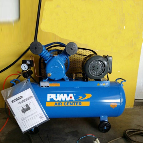 Khách hàng nhận máy nén khí từ kỹ thuật sieuthhaiminh.vn 