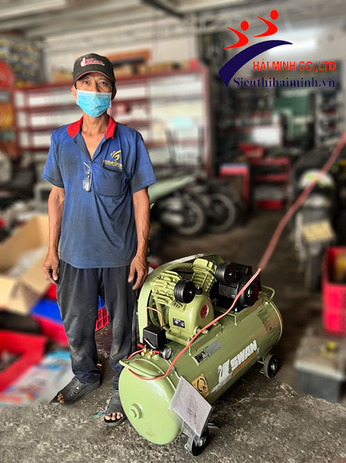 Khách hàng nhận máy nén khí từ kỹ thuật sieuthhaiminh.vn  Khách hàng nhận máy nén khí từ kỹ thuật sieuthhaiminh.vn