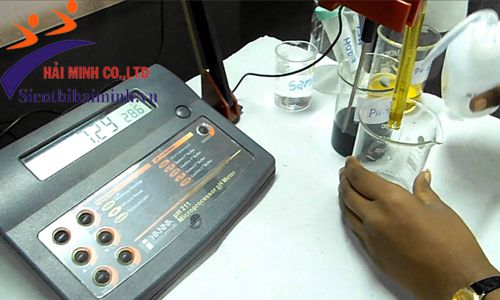 Sử dụng máy đo pH trong phòng thí nghiệm
