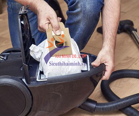 Túi chứa bụi của máy hút bụi có thể tháo lắp dễ dàng