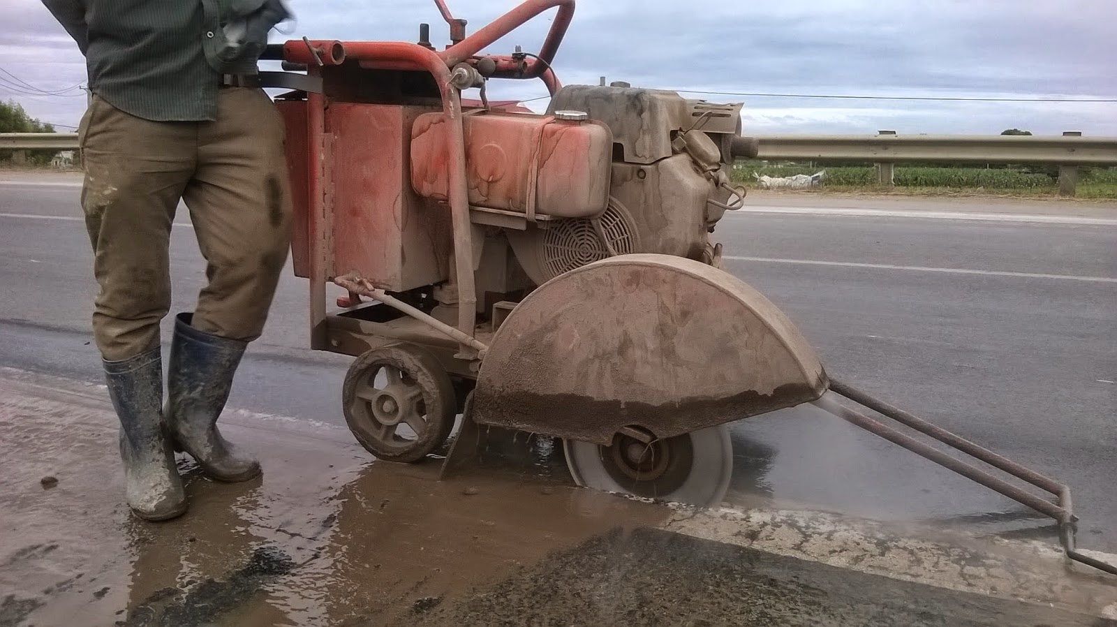 Đặc điểm chung của máy cắt mặt đường