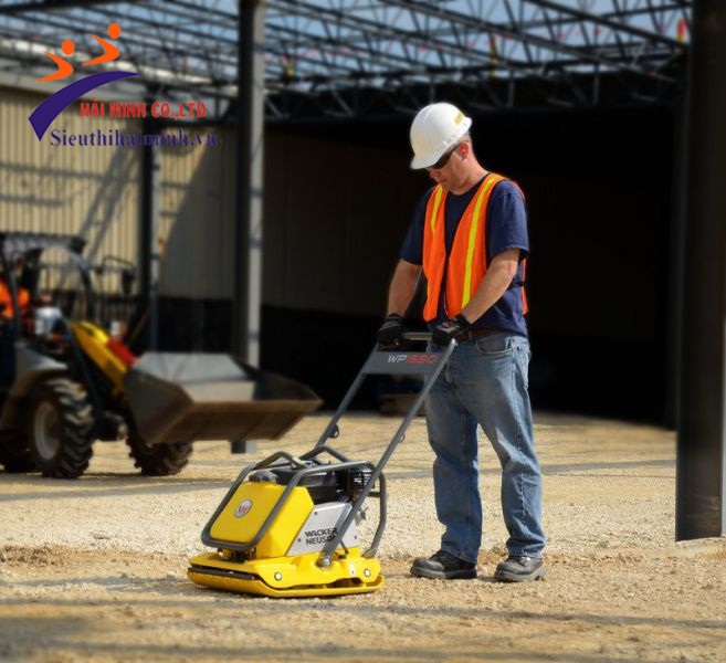 Máy đầm bàn có thiết kế nhỏ gọn và dễ dàng sử dụng