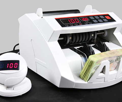 Vệ sinh sạch sẽ máy đếm tiền trước khi đếm tiền