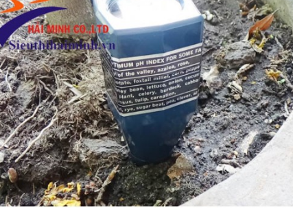 Cắm đầu đo xuống đất sao cho ngập 3 vòng kim loại