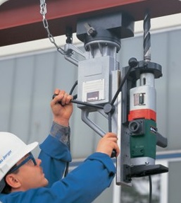 Khoan từ phải được giữ chắc chắn bởi đế từ