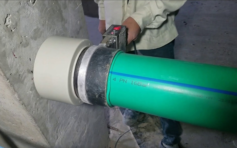 Đưa ống nhựa vào vị trí máy hàn