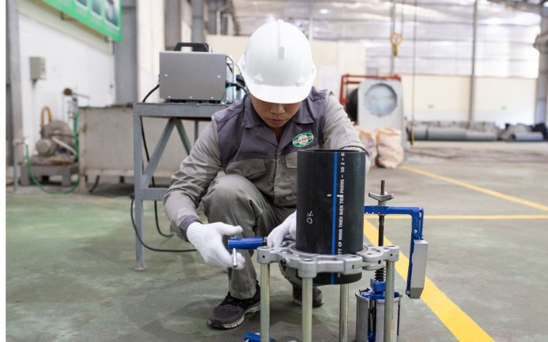 Đưa ống nhựa PPR vào vị trí của máy và hàn