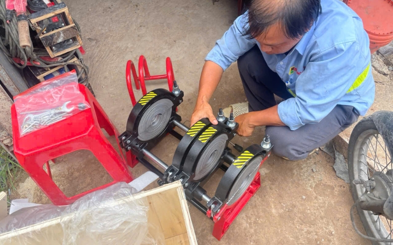 Thiết bị hàn ống HDPE chịu nhiệt 4 kìm 90-250