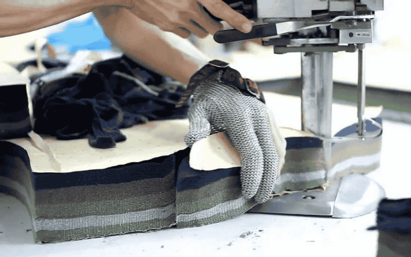 Hướng dẫn chi tiết cách sử dụng máy cắt vải đầu bàn