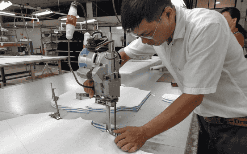 Hướng dẫn chi tiết cách sử dụng máy cắt vải cầm tay