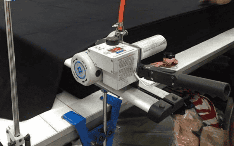 Hướng dẫn chi tiết cách sử dụng máy cắt vải đầu bàn