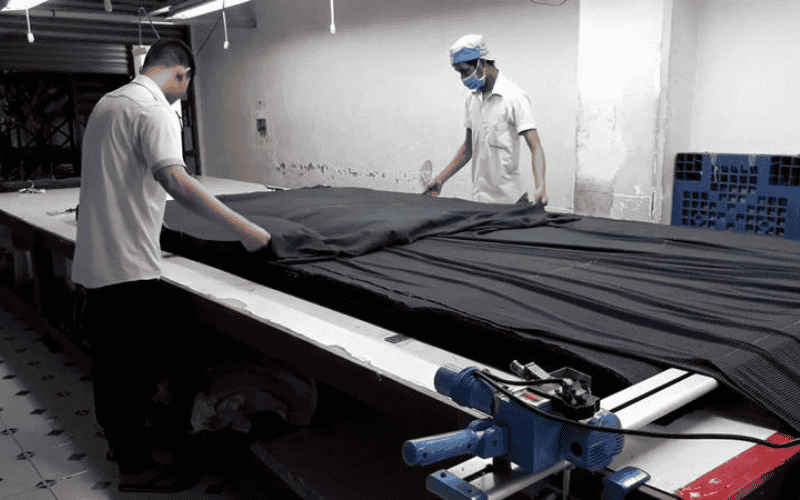 Sắp xếp vải và chuẩn bị mặt bàn