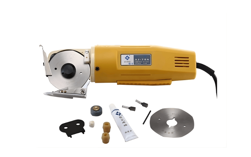 Vệ sinh và kiểm tra khu vực để dao trước khi lắp dao mới