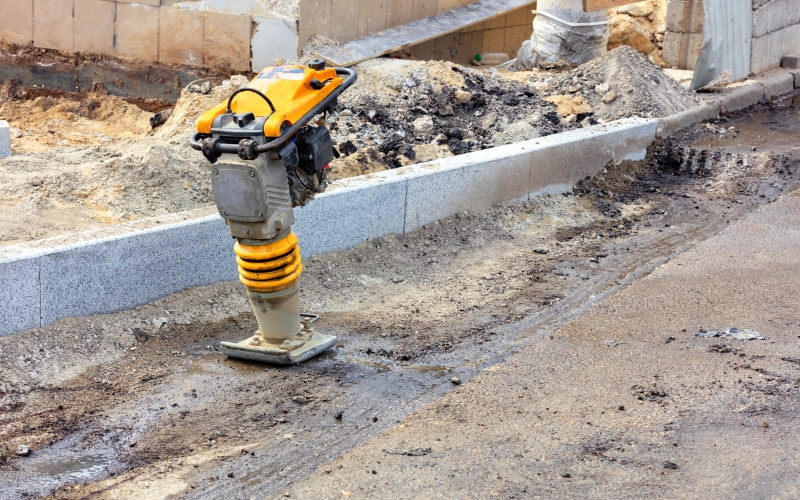 Bí quyết nâng cao hiệu quả thi công mặt đường bằng máy đầm cóc