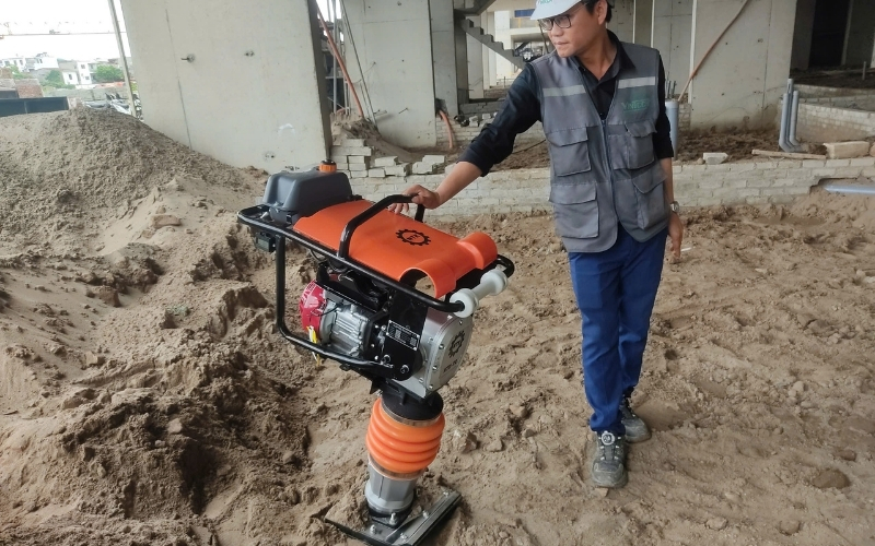 Máy đầm cóc chạy xăng