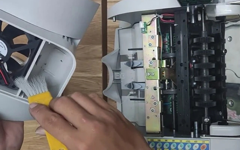 Chuẩn bị trước khi vệ sinh máy đếm tiền