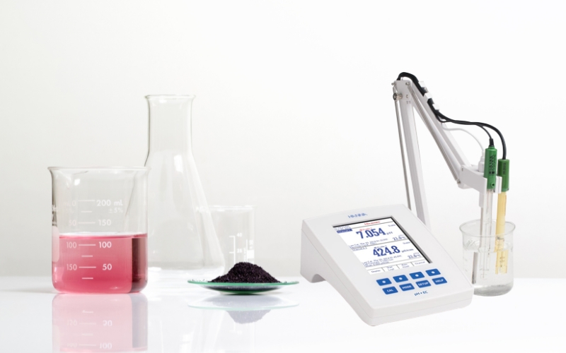 Máy Đo pH,ORP Và EC,TDS,Độ Mặn,Trở Kháng Để Bàn HI5521-02