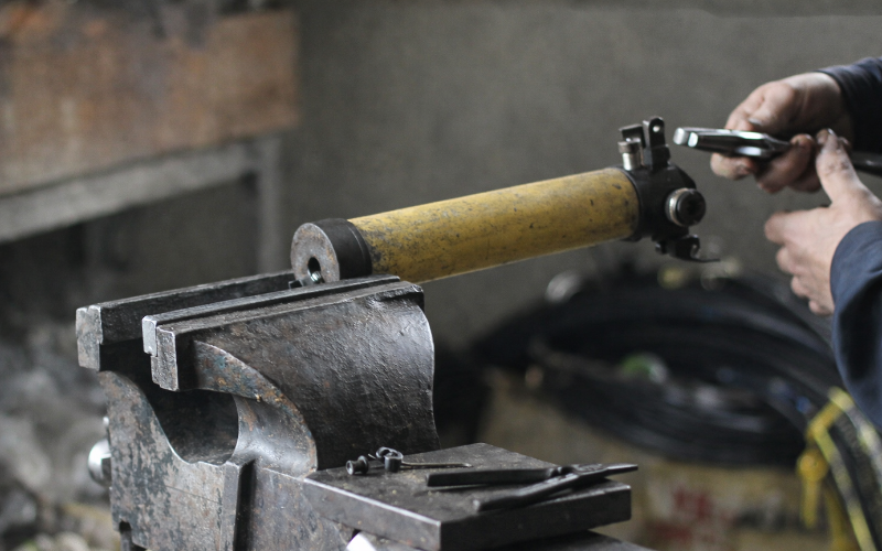 co-nen-mua-may-dot-lo-thuy-luc-cam-tay-cu-khong