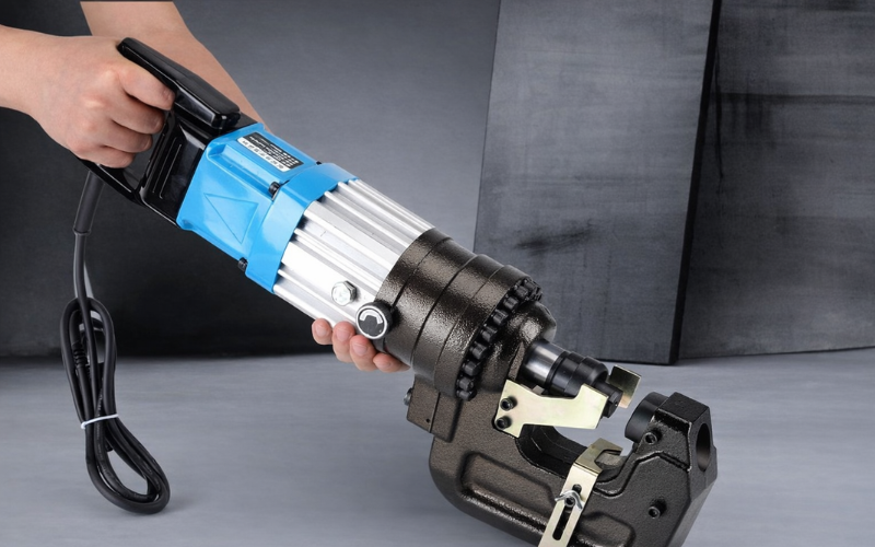 Máy đột lỗ thủy lực có tốt không? So sánh với máy đột cơ truyền thống