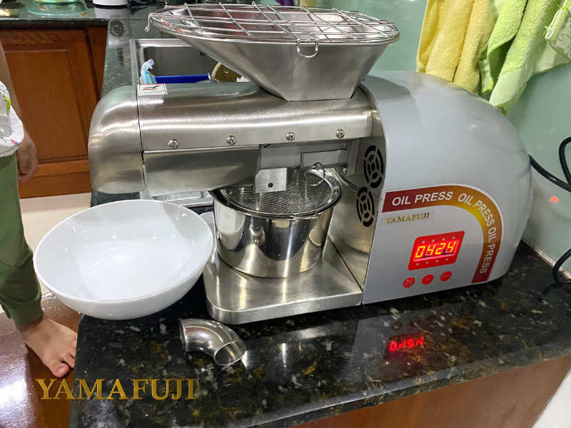 Ảnh thực tế máy ép dầu lạc Yamafuji SY-168 (Điện tử)