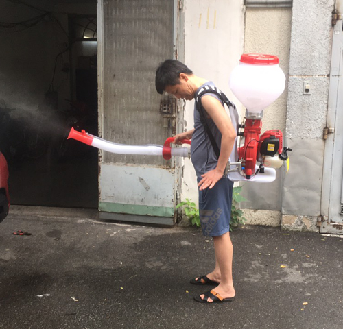 Khách hàng test thử máy phun thuốc khử trùng DP-3WF