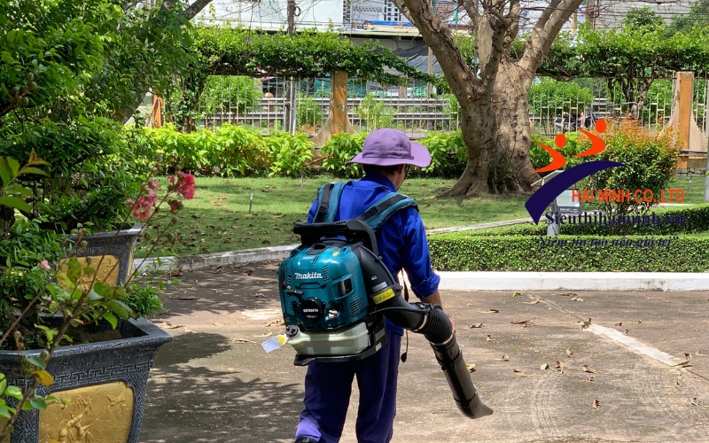 Kiểm tra máy thổi lá trước khi khởi động