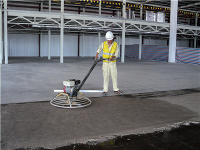 Hoàn thiện mặt nền bằng máy xoa tự hành và máy xoa công nghiệp 