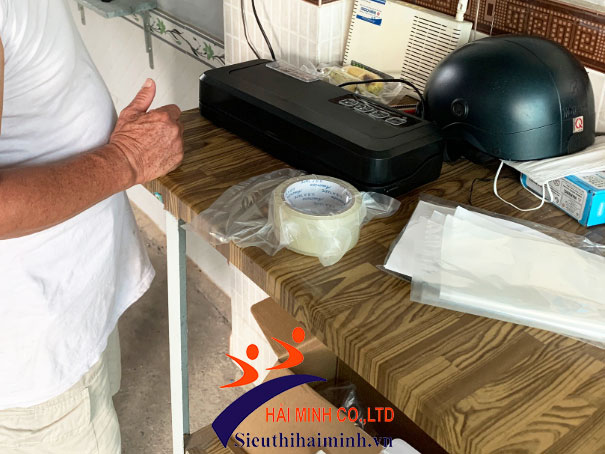 Khách hàng đánh giá chất lượng máy hút chân không mini 