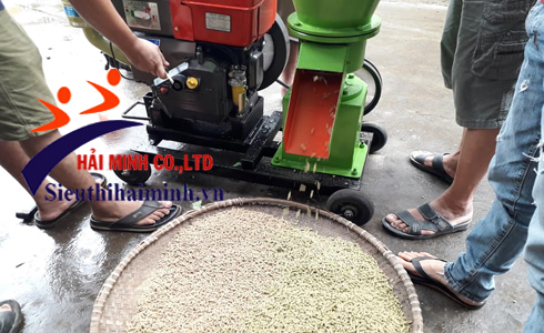 Hình ảnh thực tế khi nghiền cám viên