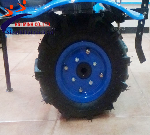 Bánh xe chắc chắn, giúp máy di chuyển dễ dàng