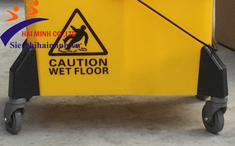 Xe đẩy vắt cây lau nhà HiClean HC090 có bánh xe giúp di chuyển dễ dàng
