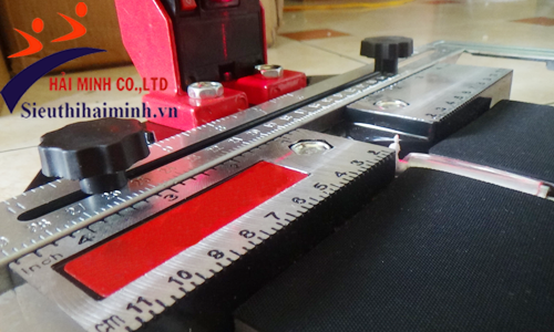 Thước đo trên đầu máy của máy cắt gạch cầm tay Yamafuji YMG800