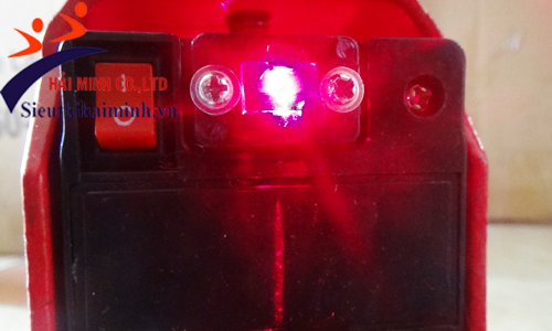 Tia laser giúp máy cắt gạch cầm tay Yamafuji YMG800 cắt chuẩn và chính xác