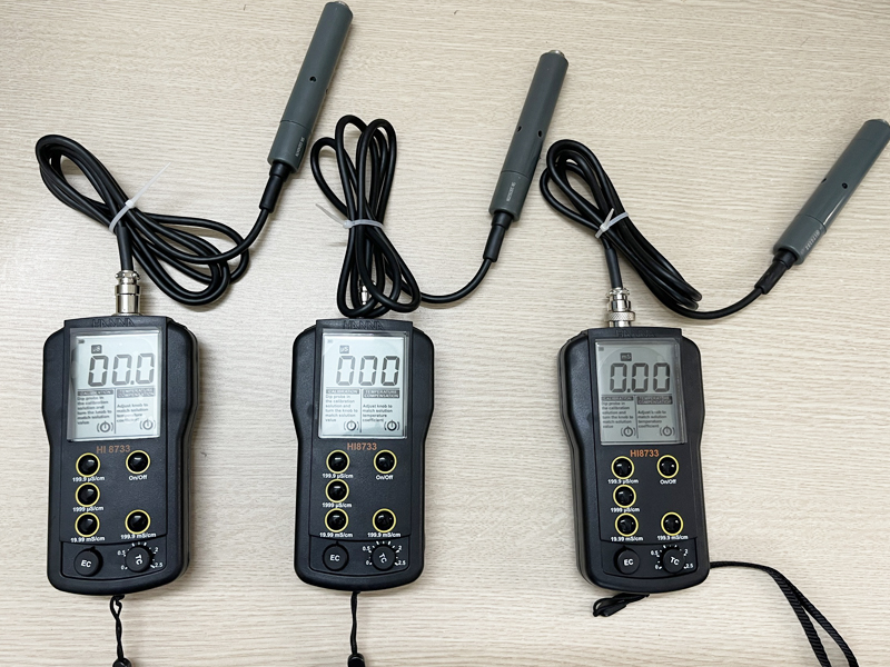 Máy đo độ dẫn EC HANNA HI8733 hiện đại