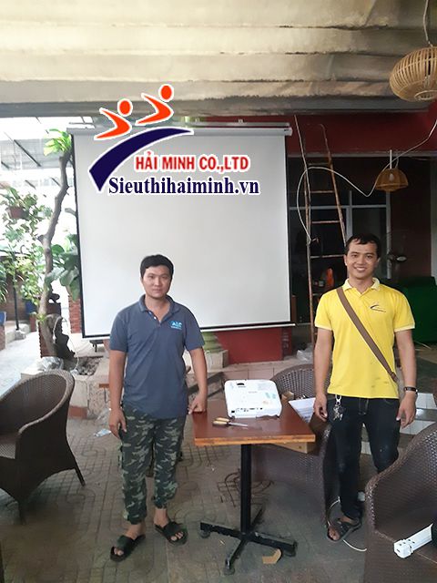 kỹ thuật lắp đặt màn chiếu máy chiếu cho khách hàng kỹ thuật lắp đặt màn chiếu máy chiếu cho khách hàng
