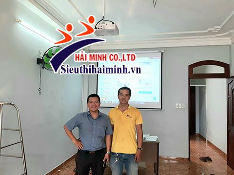 kỹ thuật lắp đặt màn chiếu máy chiếu cho khách hàng kỹ thuật lắp đặt màn chiếu máy chiếu cho khách hàng