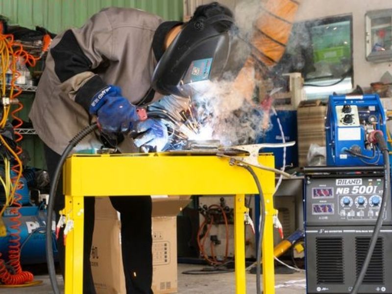 Khách dùng máy hàn Riland Inverter NB 500I